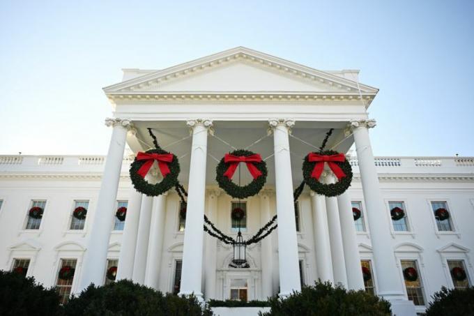 עיטורים נראים על הבית הלבן במהלך התצוגה המקדימה של התקשורת לחגים 2023 בבית הלבן בוושינגטון הבירה.