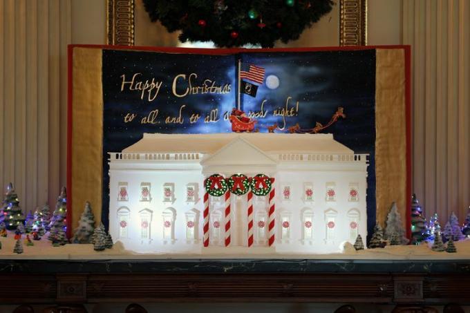 בית לבן מלחם זנגביל מוצג בחדר האוכל הממלכתי במהלך תצוגה מקדימה בתקשורת של קישוטי החג של 2023 בבית הלבן ב-27 בנובמבר 2023 בוושינגטון הבירה.